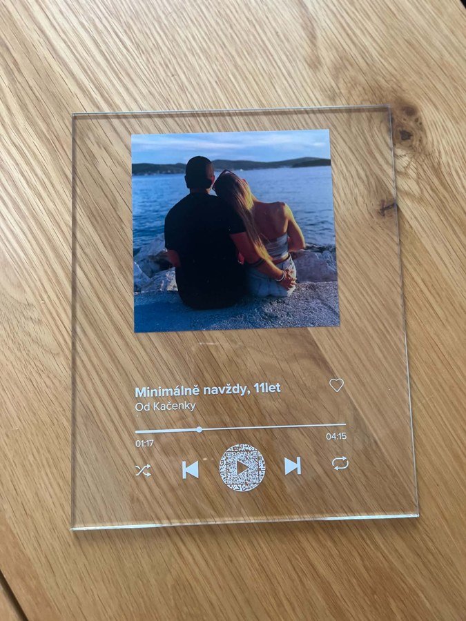 Skleněná hudební plaketka s QR kódem na dubovém stole